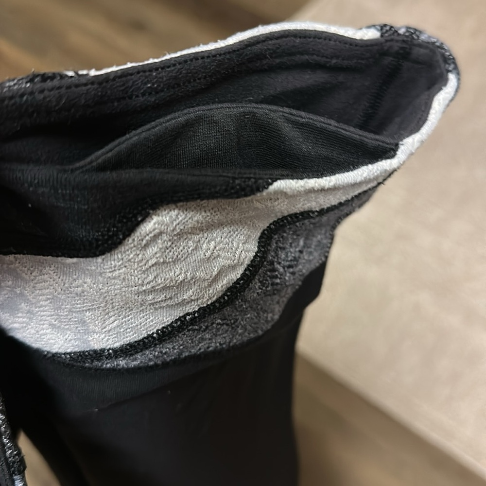Lululemon Athletica Black and Gray Cropped Pants - Picture 4 of 4